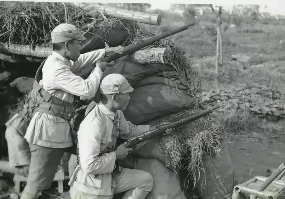 一小战士被鬼子推进狼狗池，10条狼狗扑上来，他冷笑：再多来几只