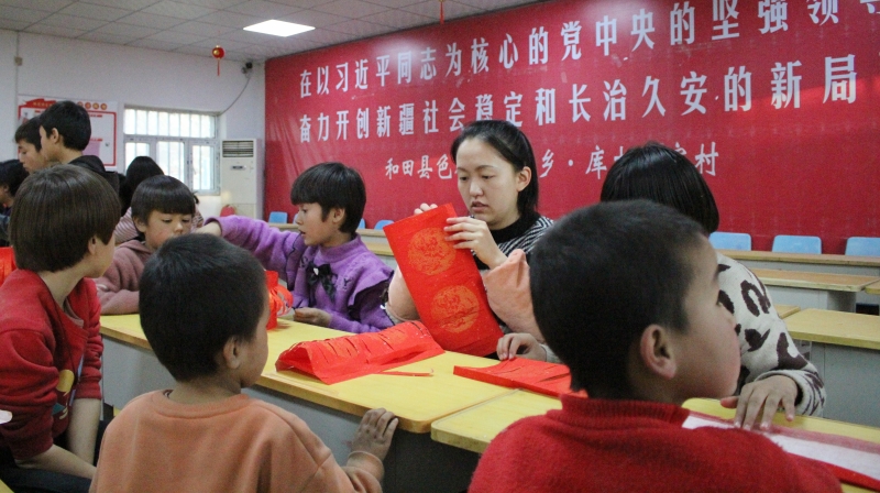 *疆新**和田县色格孜库勒乡：巧手做花灯童心迎新春