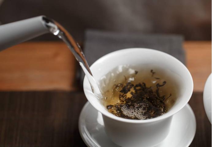 泡茶时怎样倒茶叶最好喝,泡茶时茶叶怎么泡好喝一点