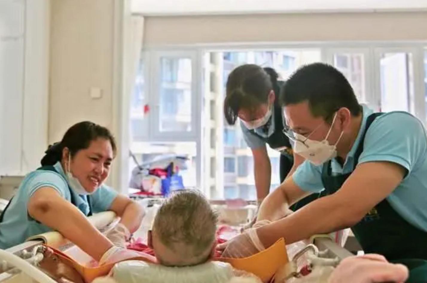 帮老人洗澡多少钱一天,帮老人洗澡这个生意可以做吗