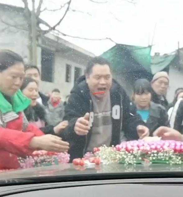 云南一男子帮朋友接亲，奔驰车头装饰棒棒糖，遭亲友哄抢刮花车漆