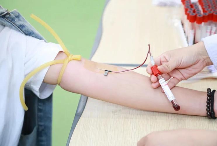 女大学生口腔溃疡反复治不好,医生一句话让她破防:艾滋阳性