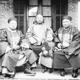 晚清老照片乞丐全身绑满破布取暖,晚清老照片戴枷示众