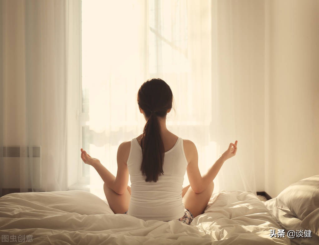 穿袜子睡觉，可降低核心体温帮助睡眠？老年人做好这6点睡得更香