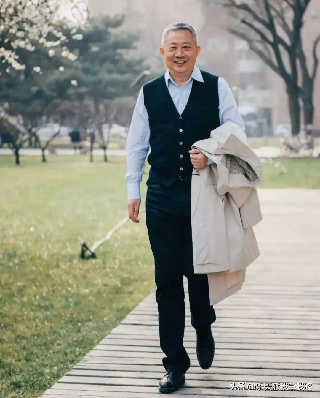 中小学教师穿着：穿搭百变图鉴，结合身材长相，协调色调，加分多