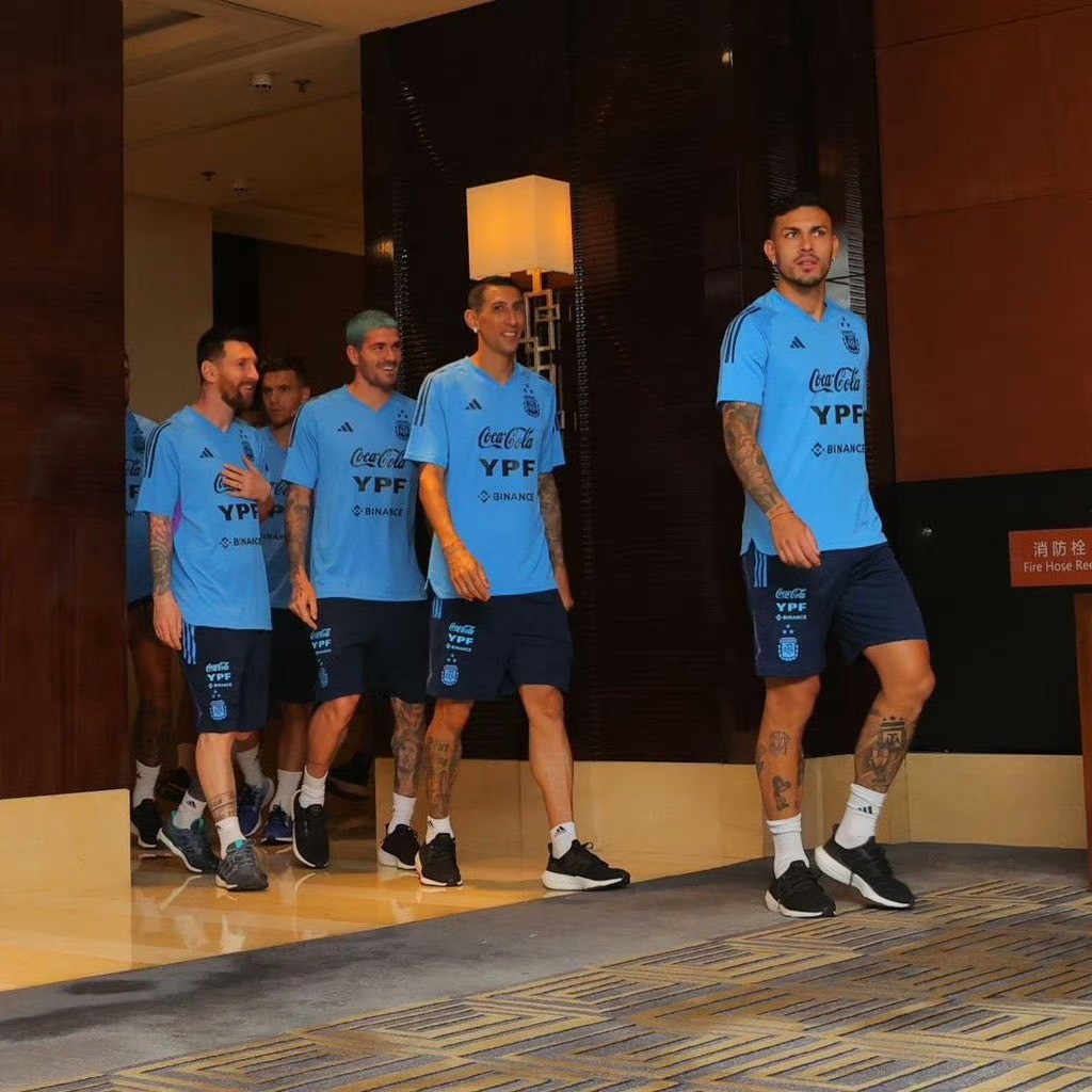 梅西来华阿根廷粉丝震撼场面,梅西被球迷欢迎