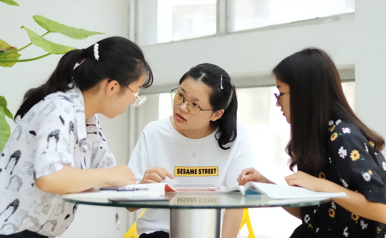 2023高考热门专业更新榜单，计算机未进前五，前三甲就业率比较高