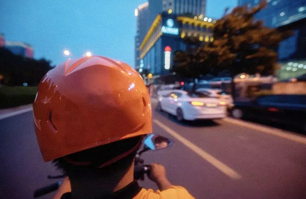 骑手阳了：病1天损失一两千，发烧时承受压力和愧疚，运力不足加价一百元也没人接