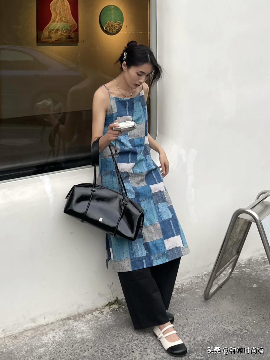 今年流行穿什么裤子和裙子,今年流行裙子配什么裤子