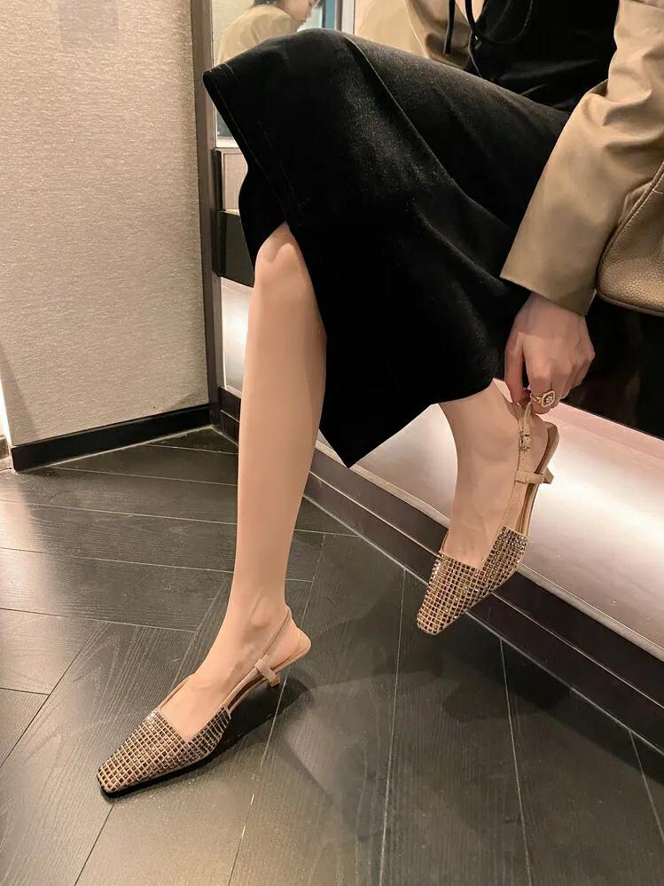 这双高跟鞋太美了，让我的脚香香哒。