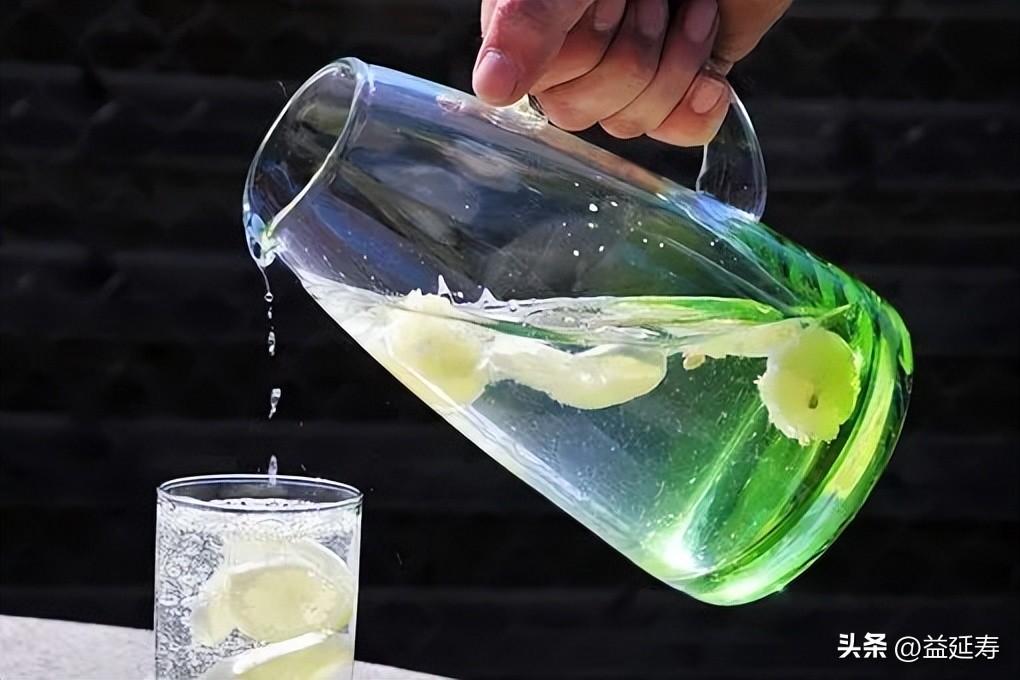 早晨空腹喝蜂蜜水的危害,早晨空腹喝一杯蜂蜜水到底好不好