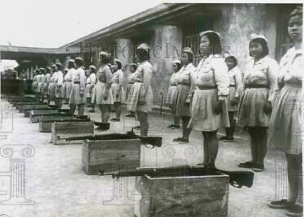 羞耻与痛苦：30张老照片记录纳粹强迫妇女脱衣的残忍场景！