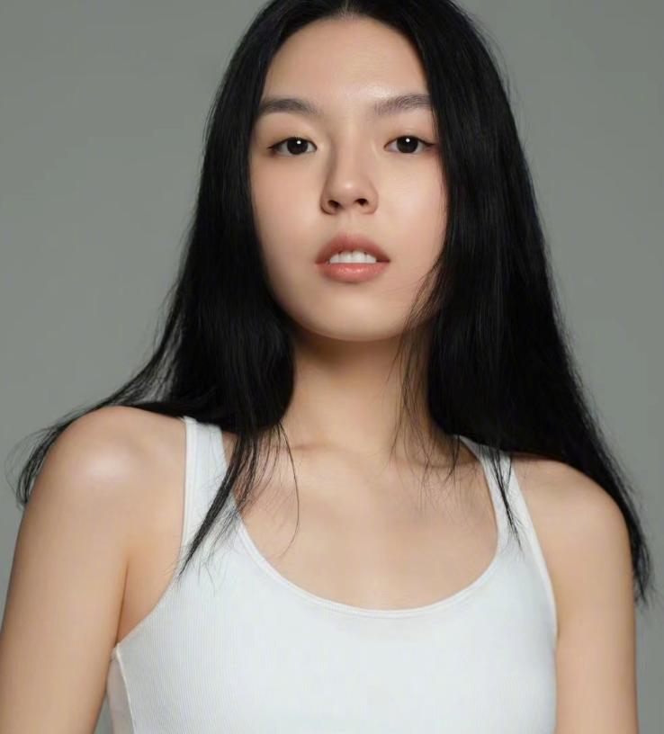 李咏女儿首次公开亮相,李咏女儿照片惹争议