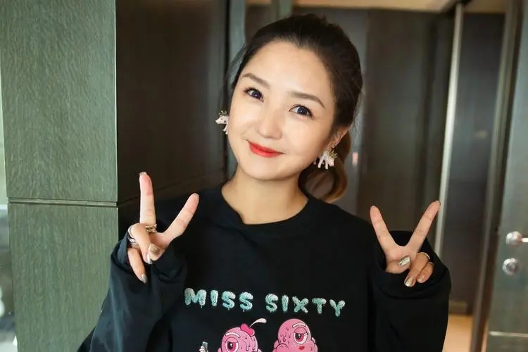 何洁直播卖货螃蟹,何洁在直播中是如何被吐槽的