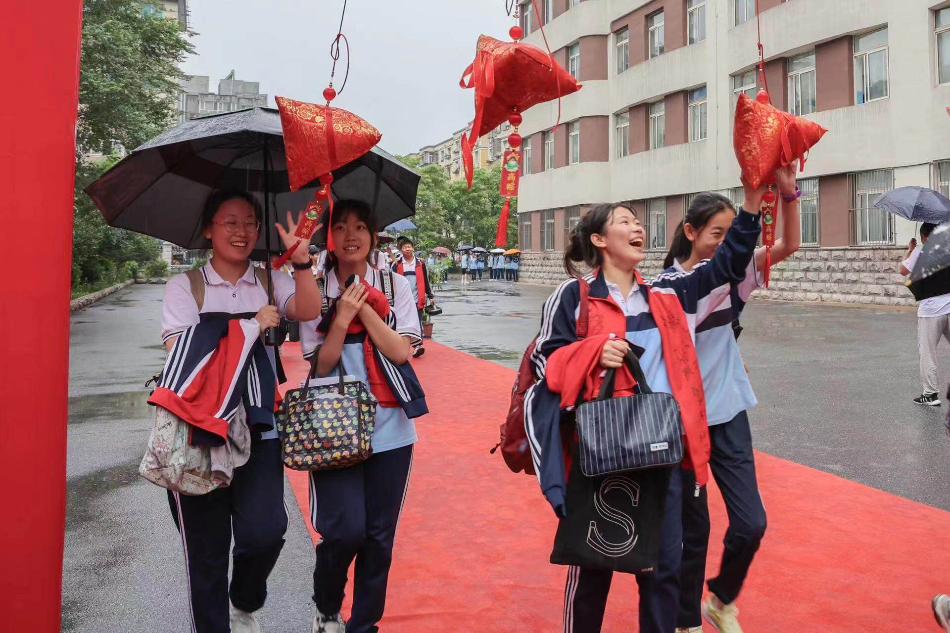 一举高“粽”!“花式”送考拉满中考仪式感
