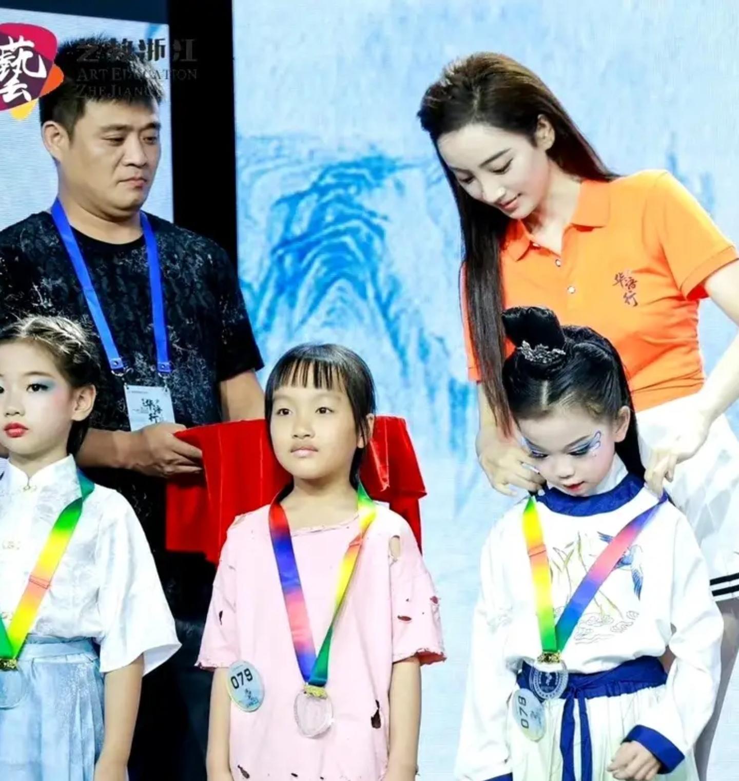 女主持人马卉直播时展示不雅照片事件持续发酵