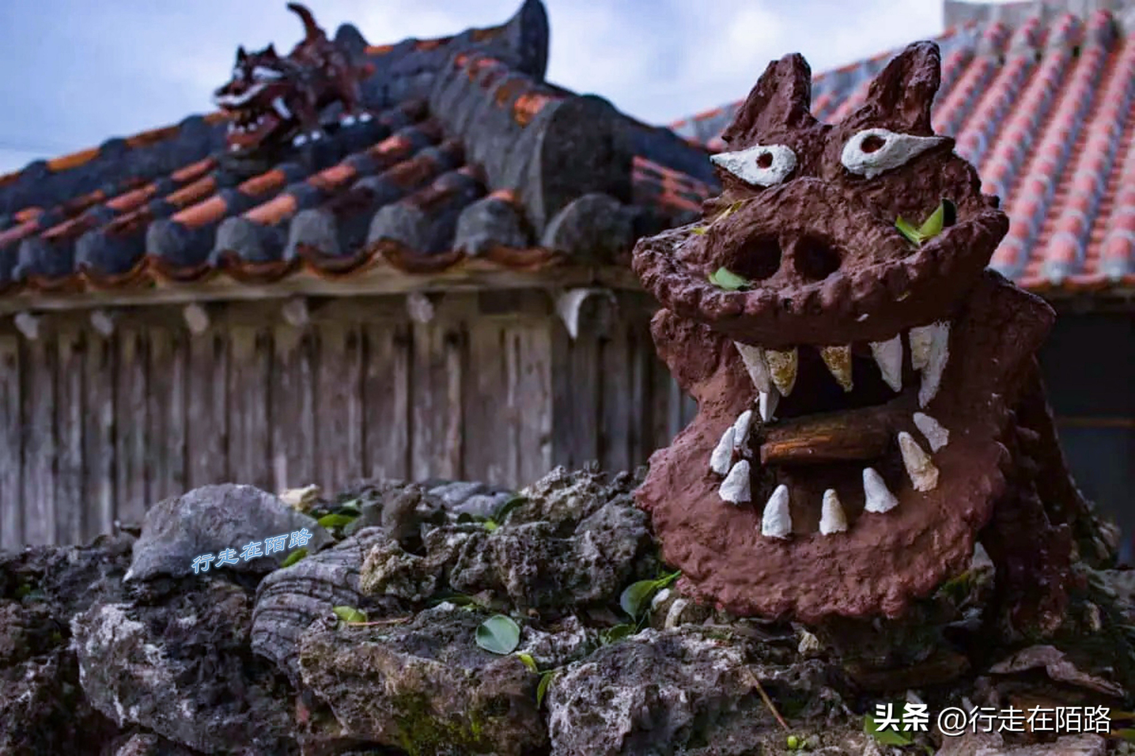 琉球竹富岛：红瓦屋顶石狮镇宅，小葱豆腐长命百岁