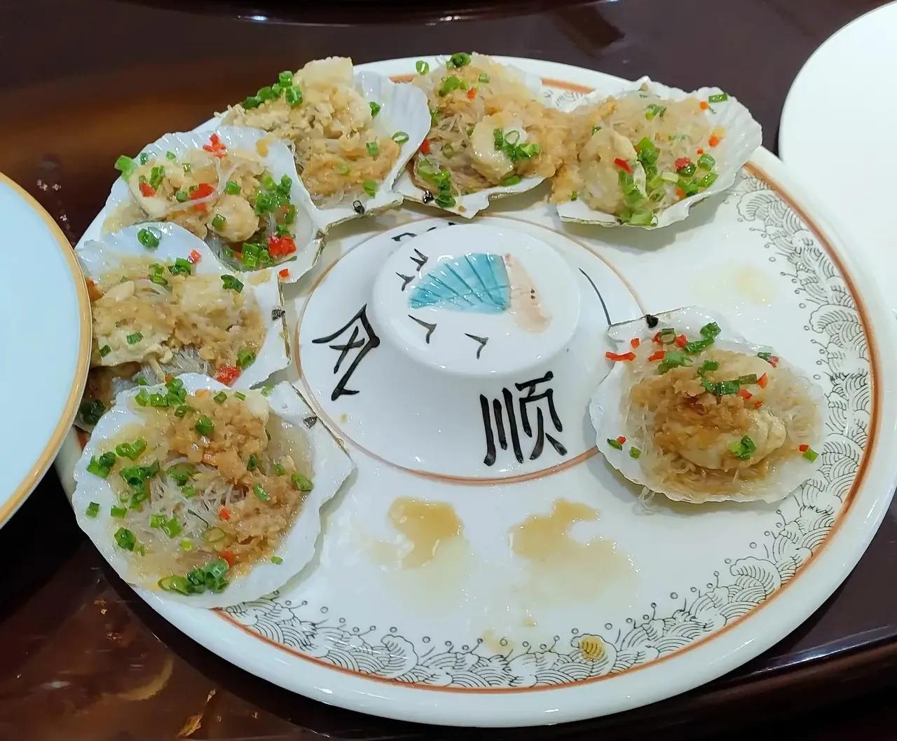 甘肃小伙晒酒席引热议，一桌1580元18道菜，网友：这物价太高了