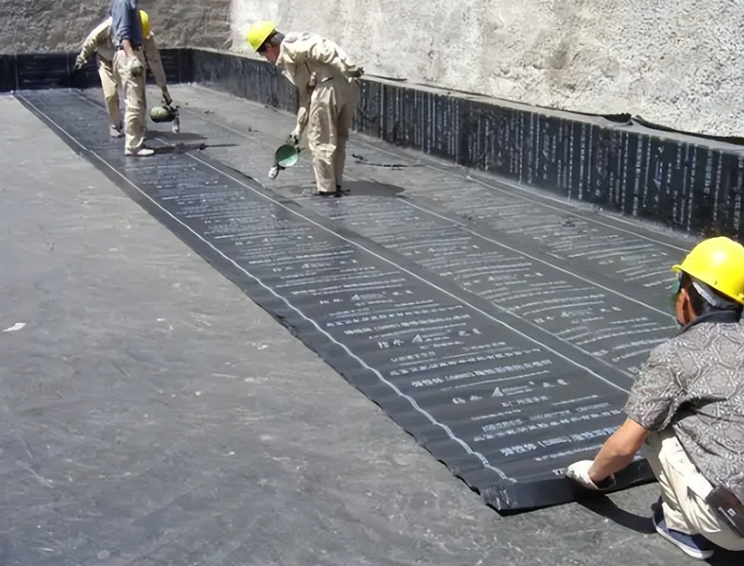 防水卷材与什么不发生反应,防水卷材表面为什么会脱落