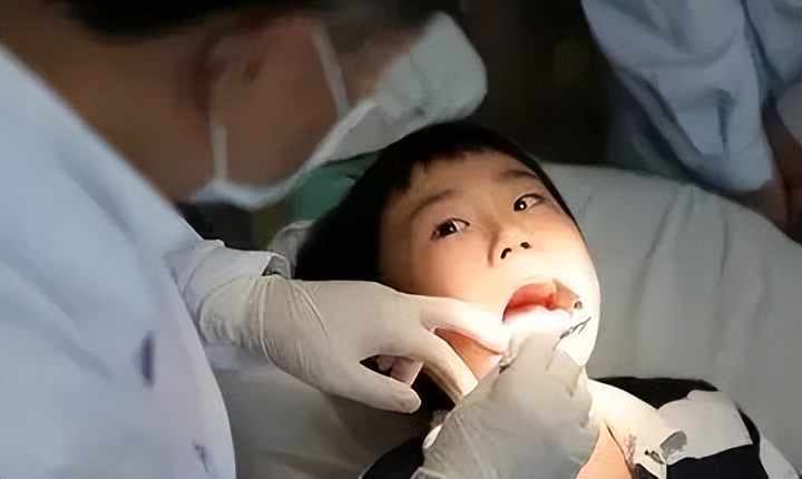 后槽牙换牙过早怎样抑制新牙生长,换牙期新牙长出来了旧牙不掉