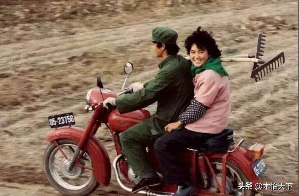 三十多年前的一张老照片,村里第一辆摩托车