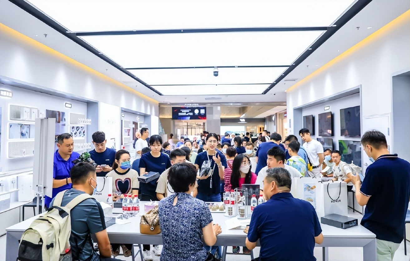 上演青出于蓝的直板手感折叠体验的荣耀MagicV2首销如何呢？