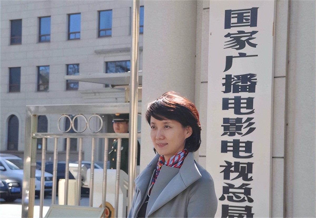 央视90后新闻联播主持人,中央台新闻联播女主持人飙泪