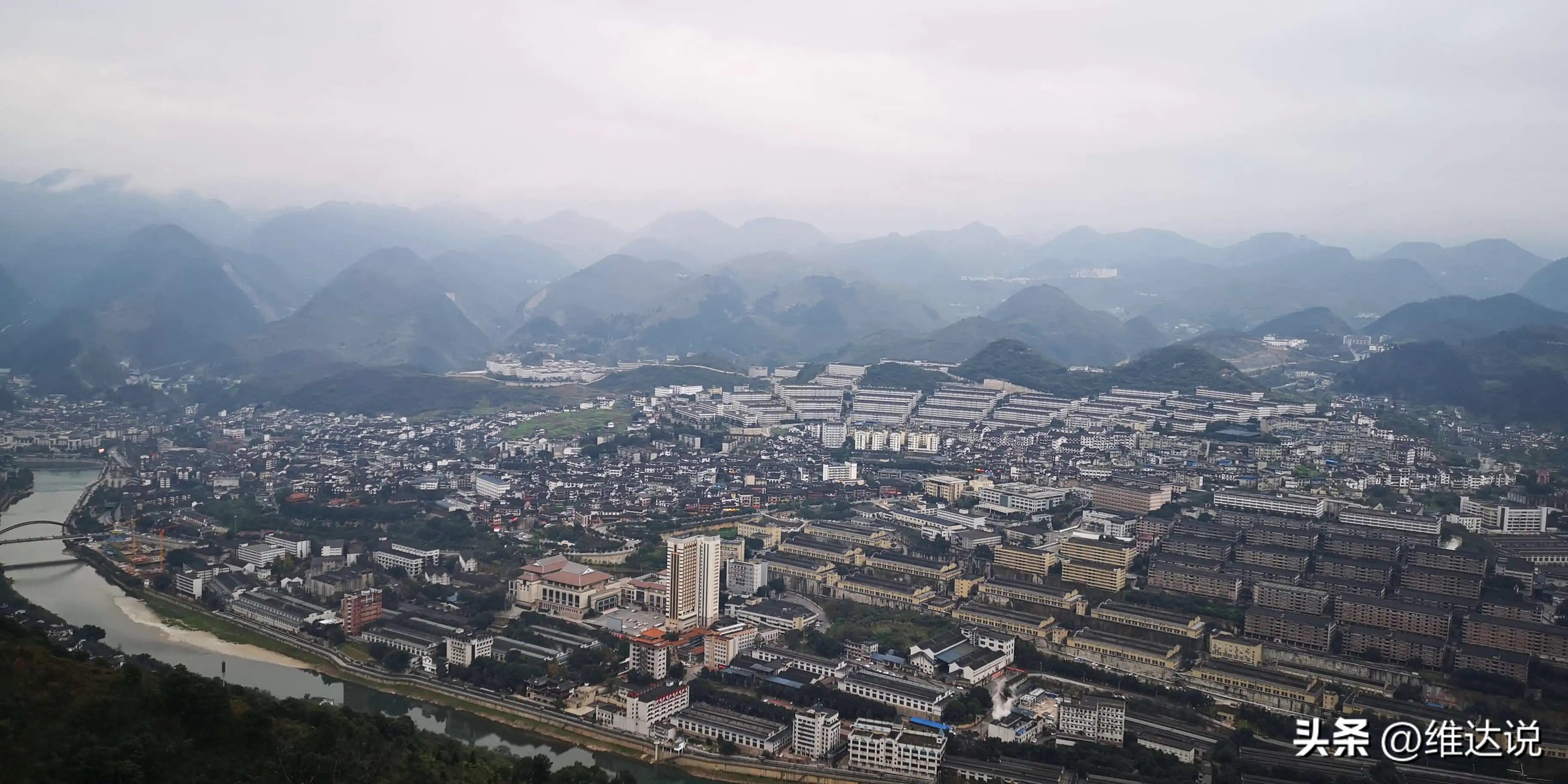 茅台镇是中国著名的酱香酒发源地,茅台镇第一大酒厂