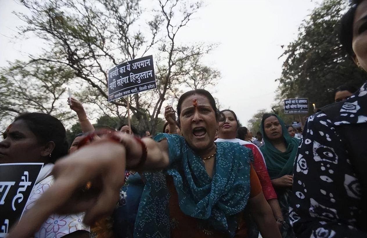 强奸之都新德里名副其实，2012年印度黑公交轮奸案，引爆全球