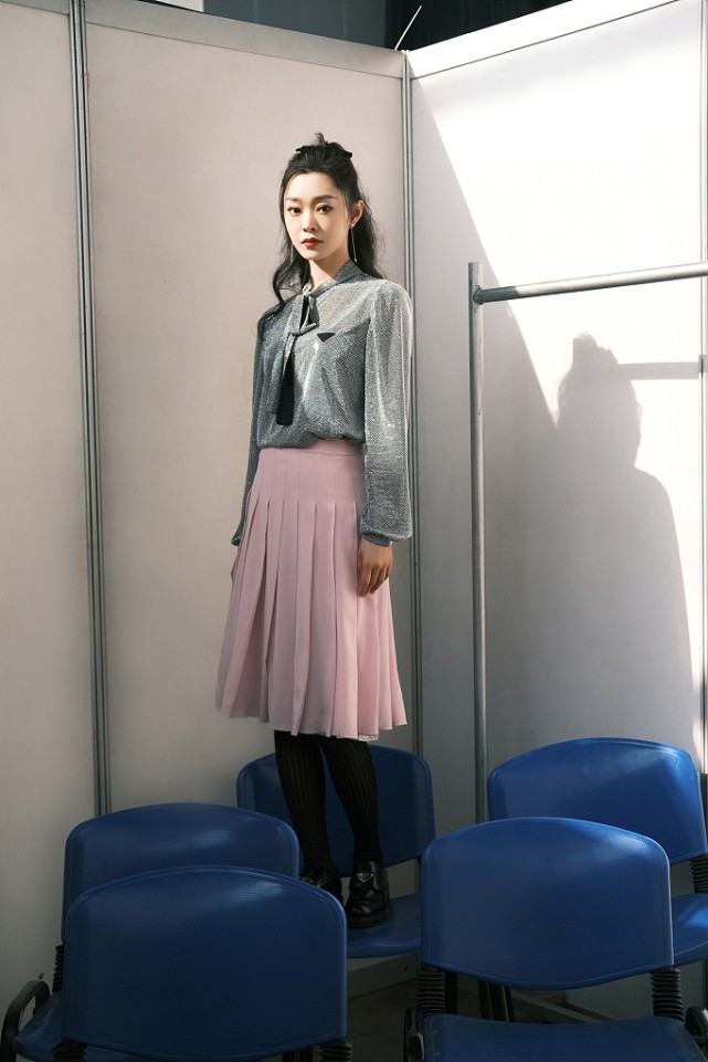 宋轶的素色礼服穿搭气质出众,宋轶穿冬天半身百褶裙