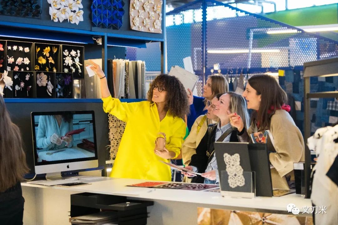 小香风全身黑,特别小香风