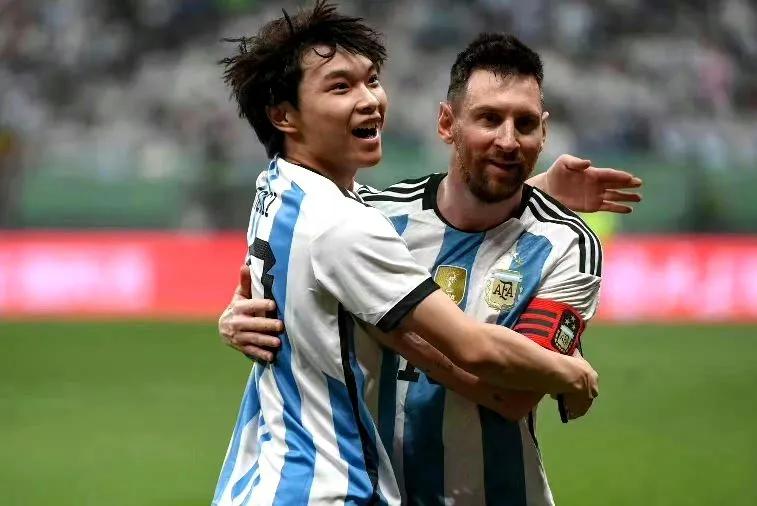 梅西给小球迷签名,梅西给小球迷签名球衣