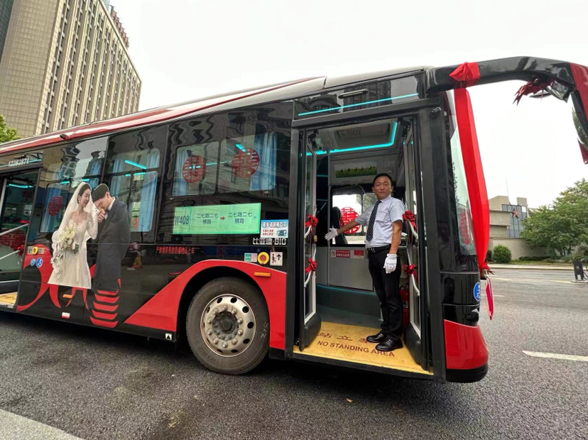 公交车变婚车全集,公交车变婚车创意新奇