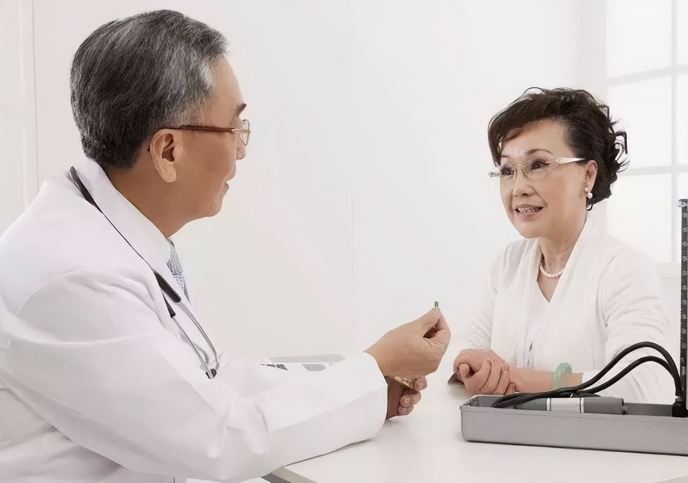 看病选择主任医师还是副主任医师,主任医师副主任主治