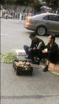 搞笑gif谁这么有才把车开上房顶了,搞笑gif段子这车开出去也太拉风了