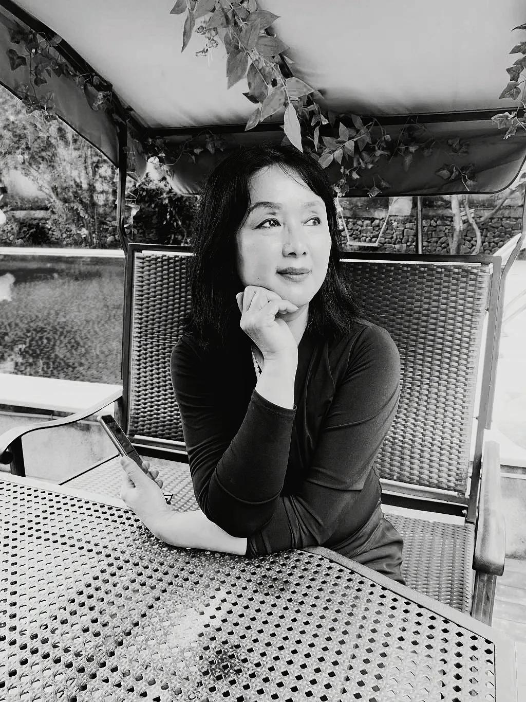 秋天的风都是由往年吹来的,秋天的风都是从往年吹来的啥意思