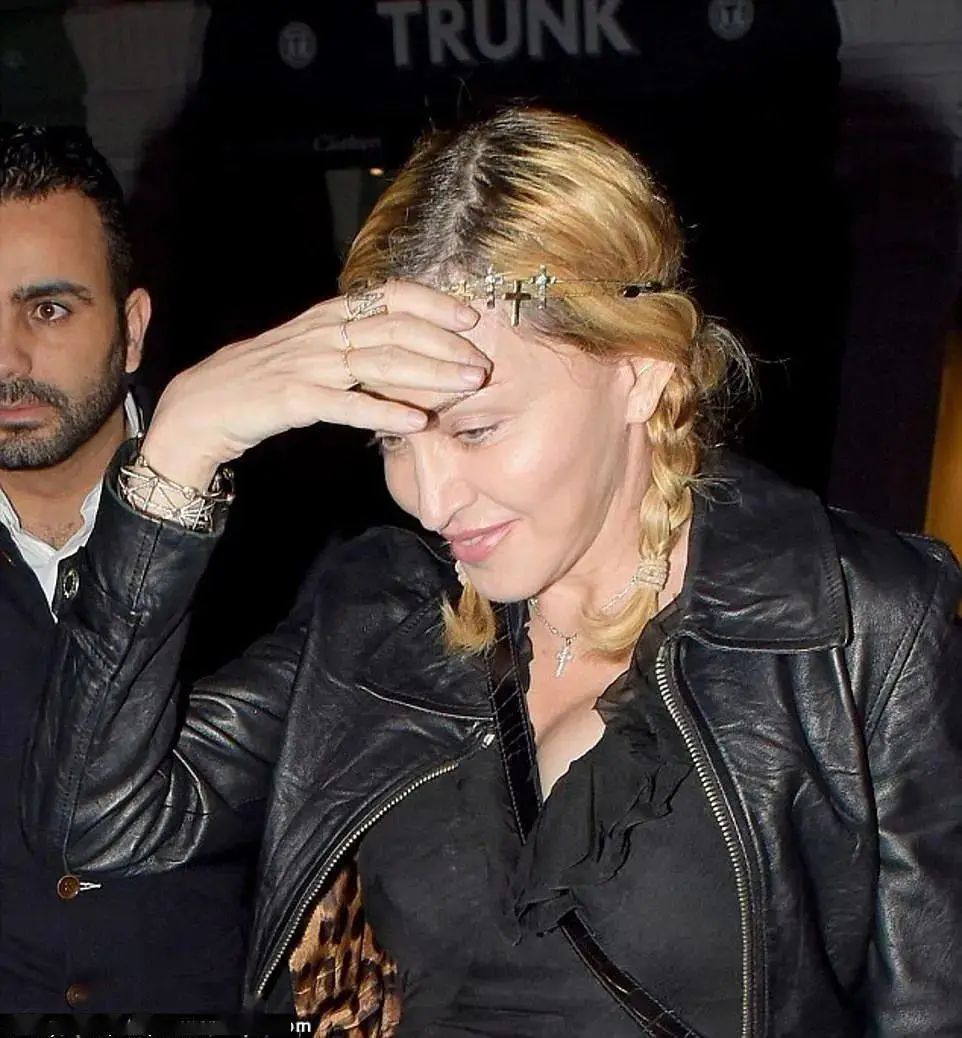 天哪!这是天后麦当娜吗?怎么变成了这个鬼样?