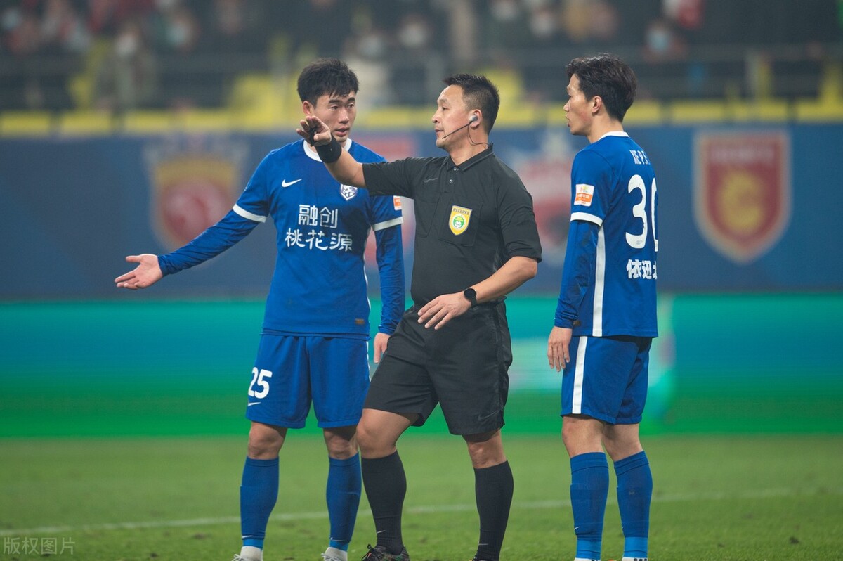 武汉三镇撕破脸！炮轰中国足协，陈戌源震怒，中超豪门面临重罚