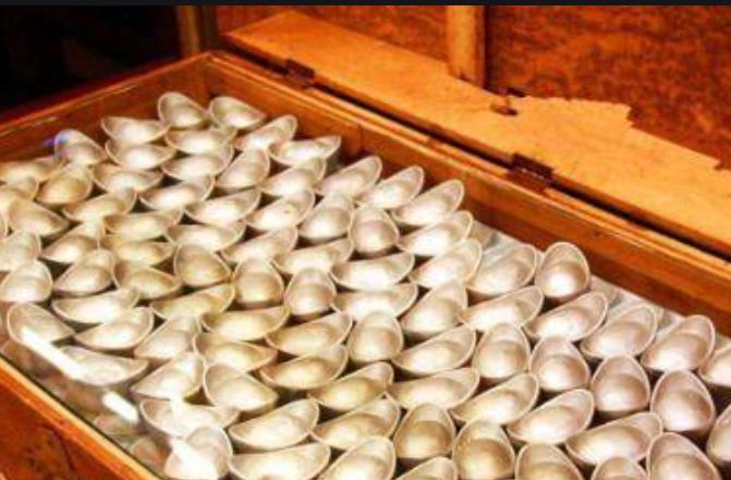 大妈带石头鉴宝视频价值1000万,女子拿石头鉴宝完整视频