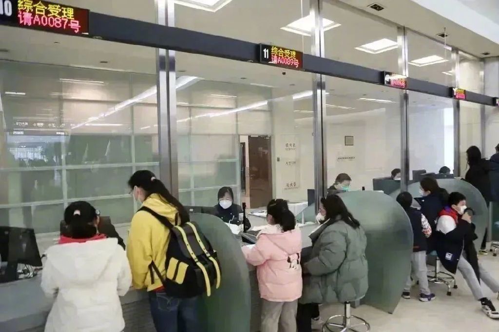 上海出入境证件办理量月超38万,上海恢复出入境证件办理工作日