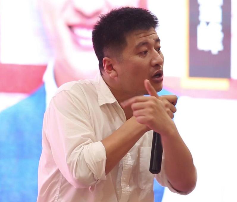 央视记者采访大桥围栏,央视记者采访桥上围挡