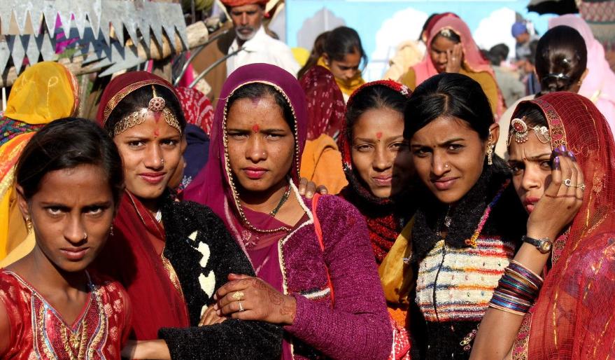 月经耽误工作怎么办？每年有10万印度女人割掉子宫，只为多挣钱！