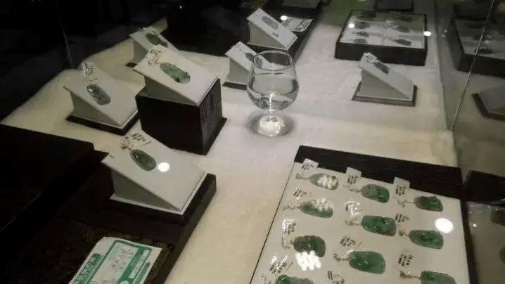 戴蜜蜡泡温泉,戴蜜蜡洗澡