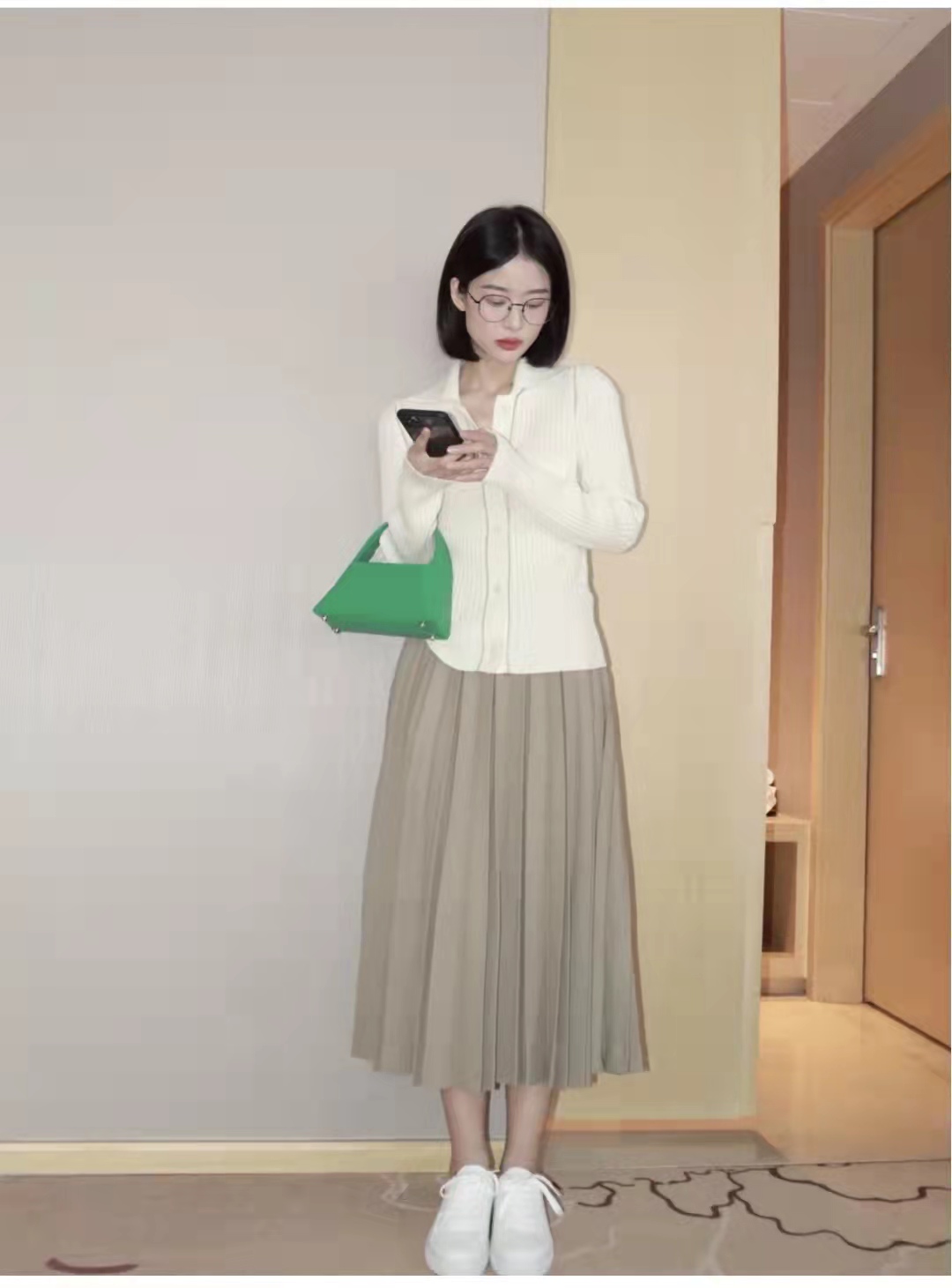 白色牛仔裤配什么颜色针织开衫,针织开衫白色和黑色哪个好看