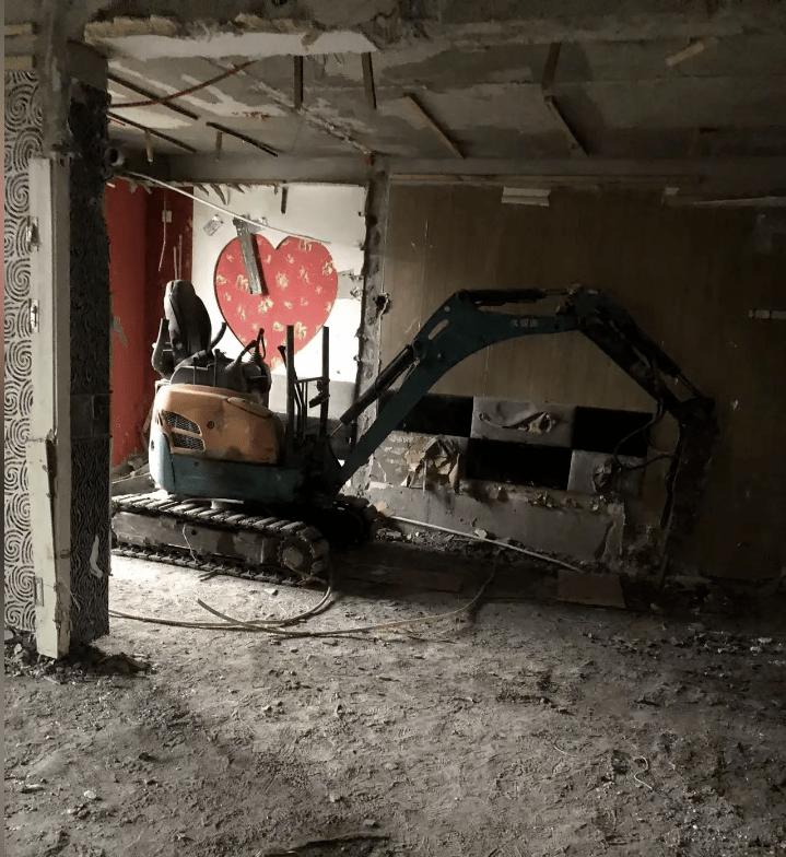 承重墙拆了后导致整栋楼坍塌辟谣,拆除承重墙导致30层楼房开裂后续