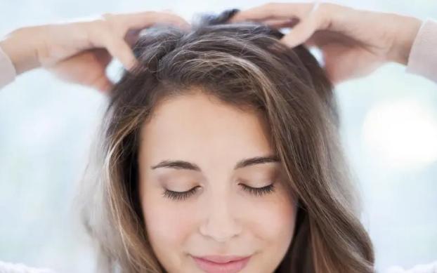 头皮总是长疙瘩或脓包是什么原因,头皮和脸上起疙瘩有脓包怎么回事