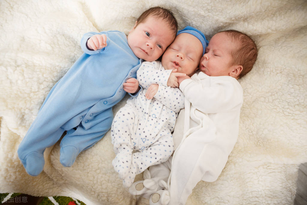 女子嫁了不爱自己的老公，生了三胞胎，看他们踢足球是最幸福的事