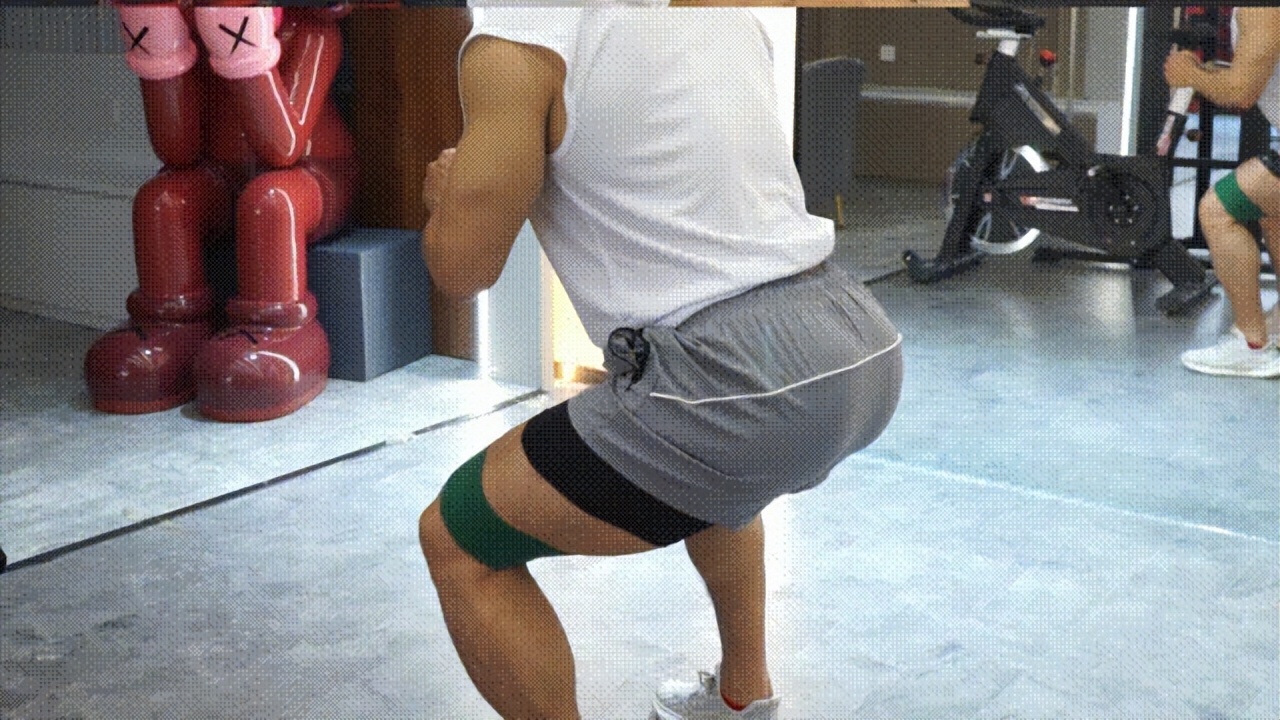 屁股两边凹陷怎么练臀,猫屁股两侧肉凹陷