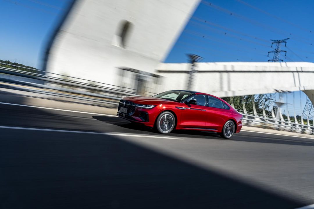 新款林肯z试驾,22款林肯z银色试驾