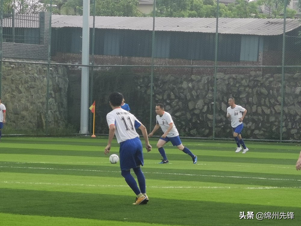 强身健体篮球训练,以球会友足球比赛